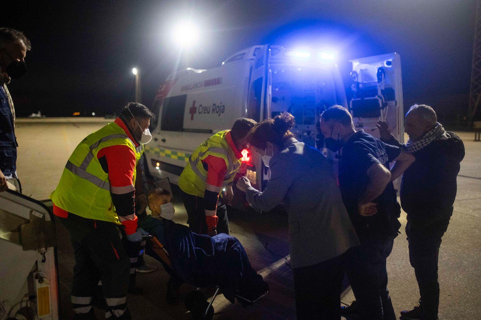 وصول 13 طفلا من قطاع غزة مصابين بالسرطان للعلاج باسبانيا